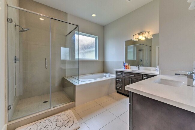 Building Photo - 2107 Stuart St