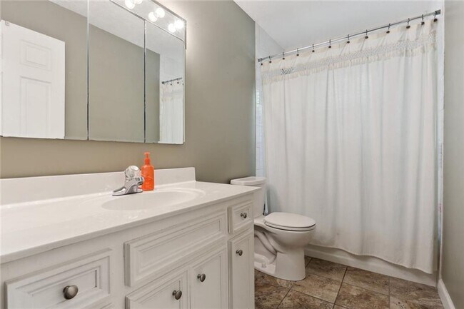 Building Photo - Beautifully Renovated 3-Bedroom, 2-Bath Ra...