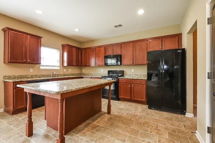 Building Photo - 3523 Walking Stick Way NE