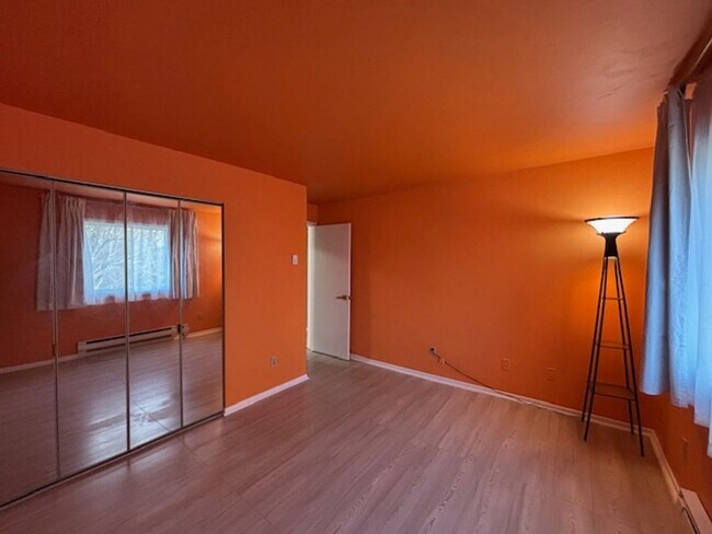 Building Photo - X-LARGE 1 BR/1 BA Condo Available 5/1 in a Beautiful St. Paul Neighborhood!