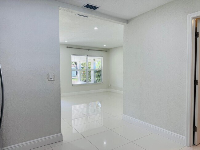 Building Photo - 4640 NE 5th Ave