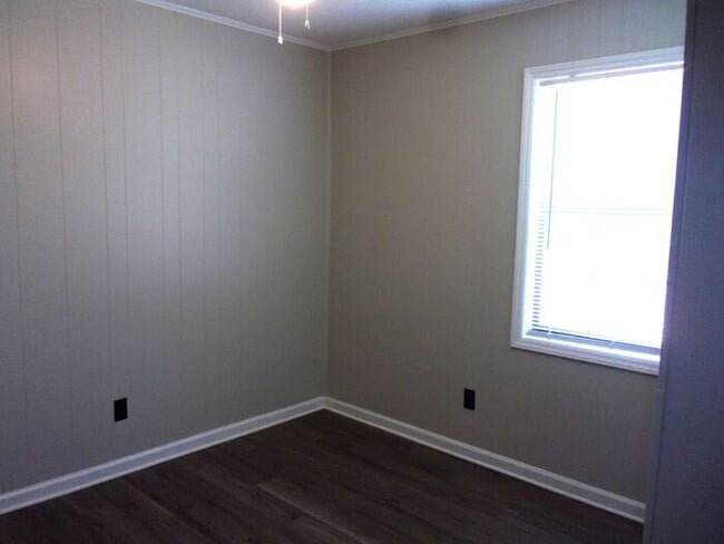 Building Photo - 2 Bedroom 1 Bath Ground Floor Apartment