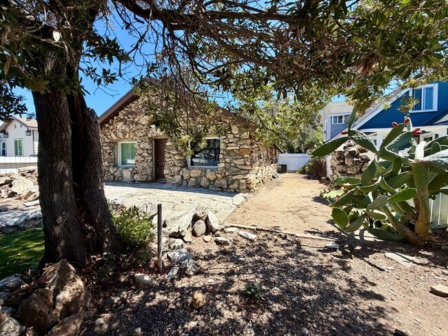 Building Photo - Charming 2 bedroom 1 bathroom house in Thousand Oaks!