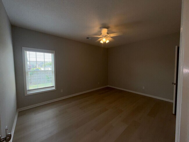 Building Photo - LEASING FOR FALL 2027 3 Bed/3 Bath Forest Lake Home less than a mile from campus!