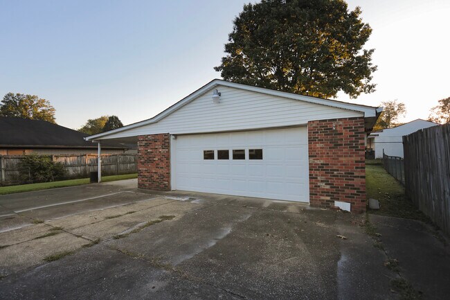 Building Photo - 2509 Paddock Ct