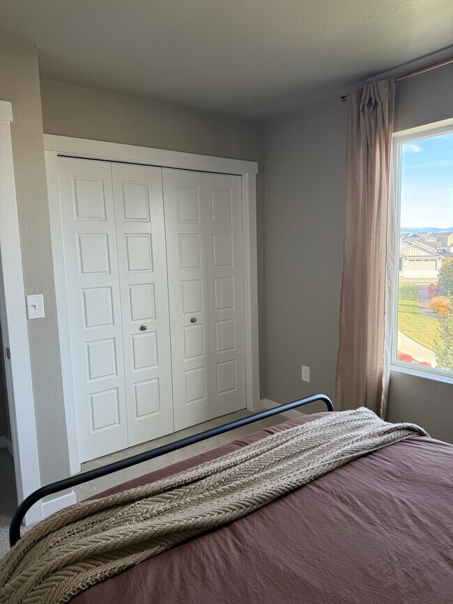 Building Photo - 336 S Calf Crk Ave