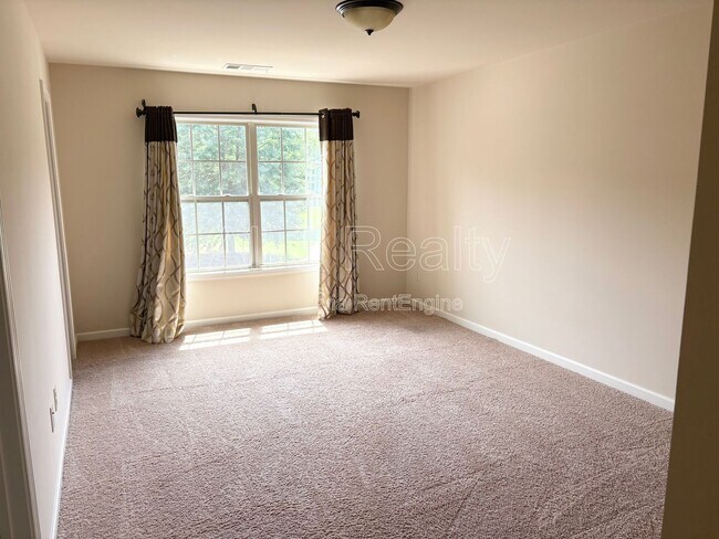 Building Photo - 3738 Valley Spring Dr