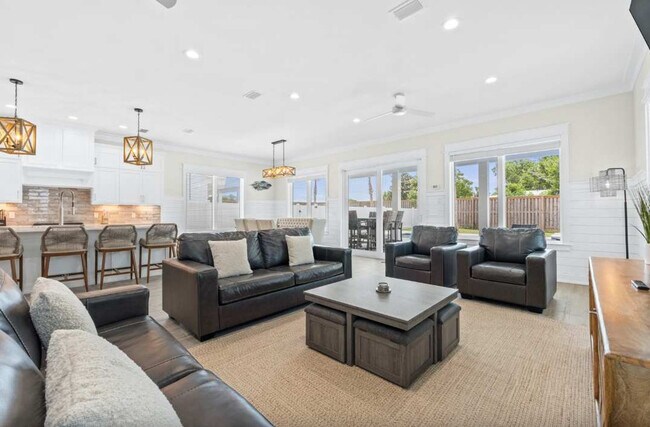 Building Photo - 322 E Lakeshore Dr