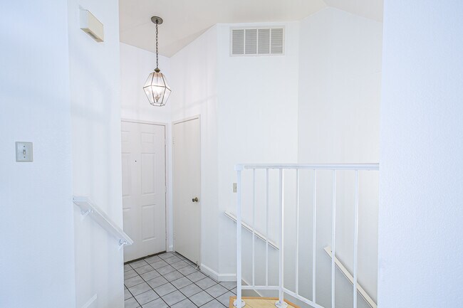 Building Photo - 1912 Magdalena Cir