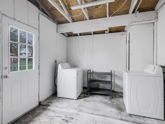 Building Photo - 227 Shin Oak Dr