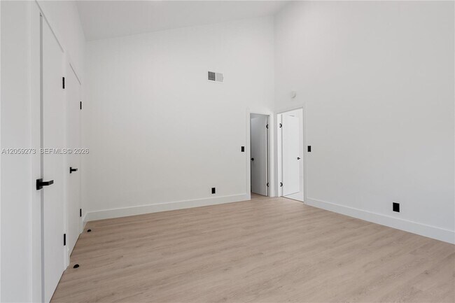 Building Photo - 1543 SW 1st Ave