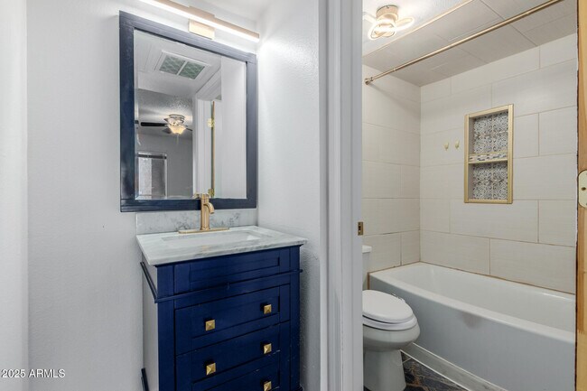 Building Photo - 2625 E Indian School Rd