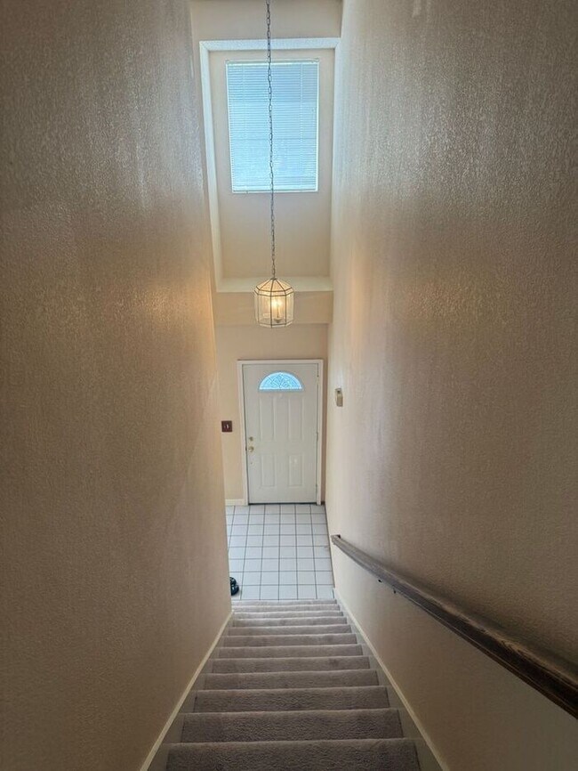 Building Photo - Wonderful 2 Bedroom, 2.5 Bath Condo!