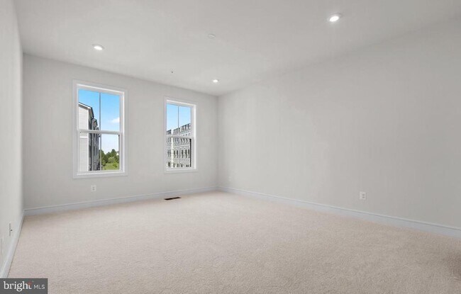 Building Photo - 43298 Farringdon Sq