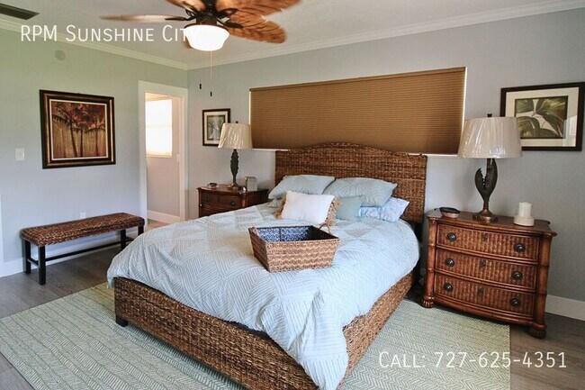 Building Photo - 10128 Yacht Club Dr