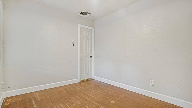 Building Photo - 5518 Riviera Dr