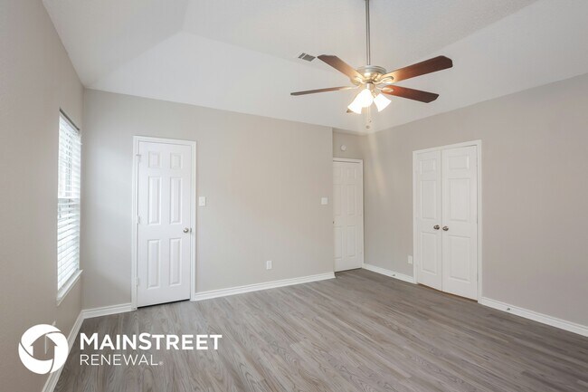 Building Photo - 8205 Lake Bend Dr