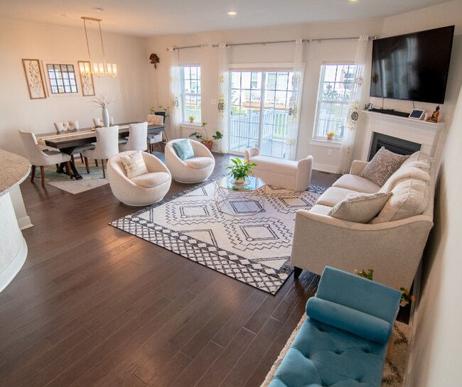Building Photo - Luxury 3B/3.5B Townhome with Finished Base...