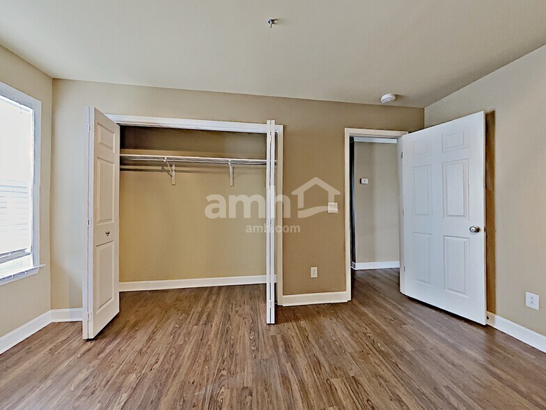 Building Photo - 1017 Aenon Cir