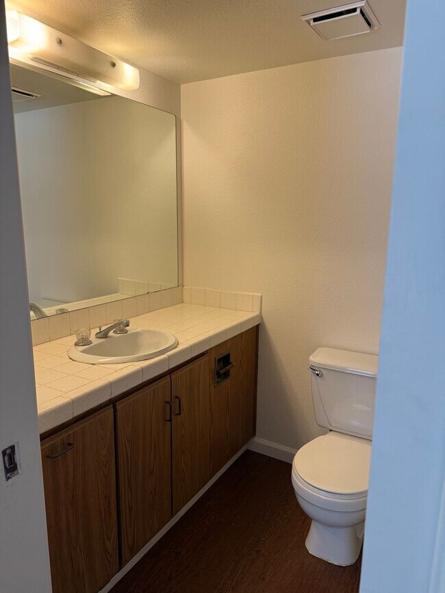Building Photo - Great Condo