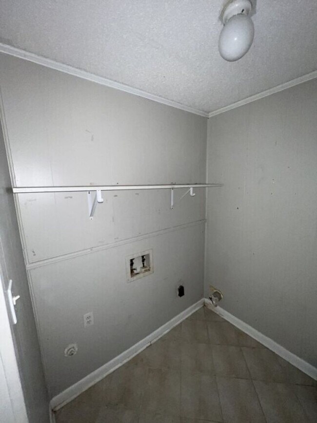 Building Photo - 3-Bedroom, 1.5-Bath Home in Baker  | Avail...