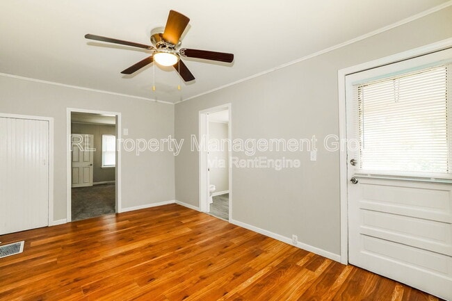 Building Photo - 848 E Chestnut St