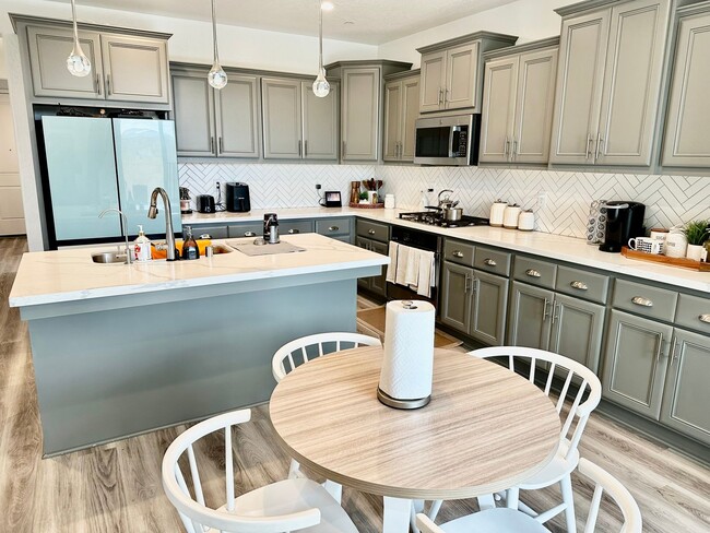 Building Photo - Gorgeous Riverstone 3/2