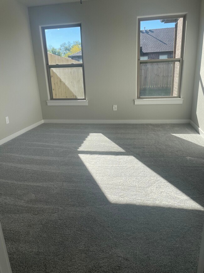 Building Photo - 521 Little Lona Ave