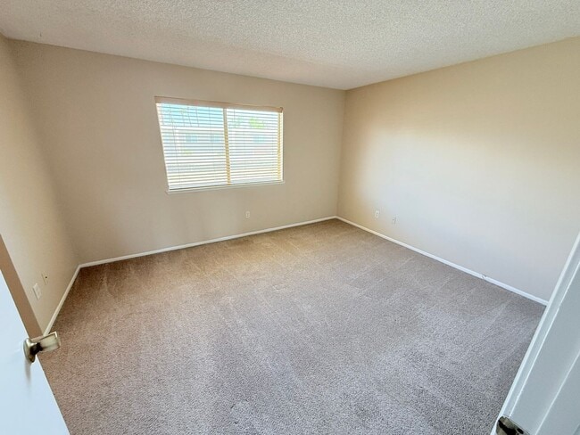 Building Photo - Spacious 3-Bedroom Condo in the Indian Can...