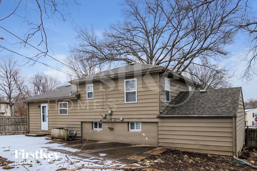 Building Photo - 4900 N Sycamore Dr