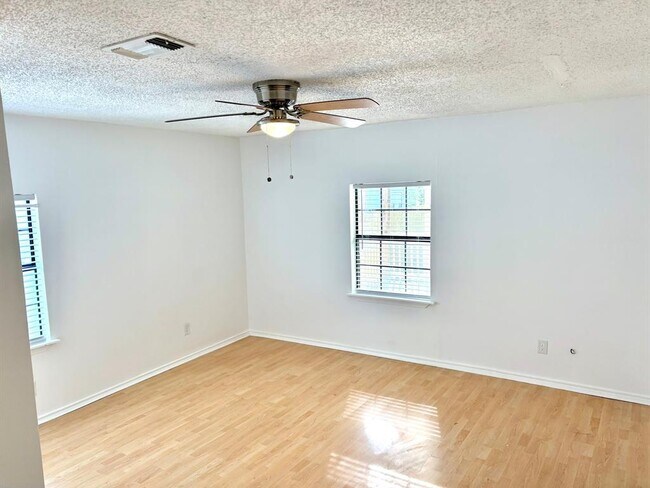 Building Photo - 1123 Christie Dr