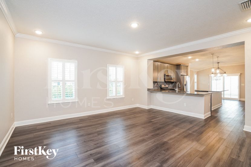 Building Photo - 725 Chandler Dr