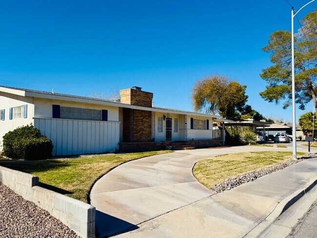 Building Photo - Classic McNeil Estates Ranch-style home-ALL UTILITIES, POOL AND LANDSCAPING INCLUDED WITH RENT!