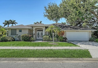 Building Photo - 4010 Green Tree Ave