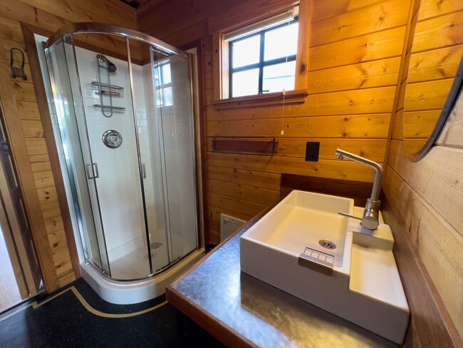 Building Photo - Floating Home on Lake Union – 1 Bed / 1 Ba...