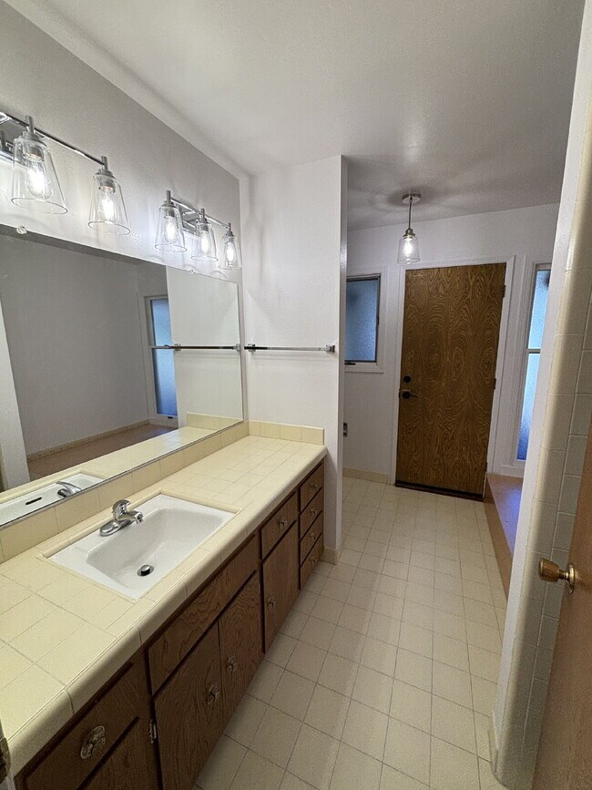 Building Photo - 485 Butterfield Pl