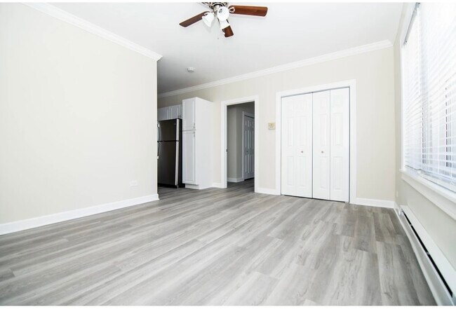 Building Photo - 648.5 W Roscoe St