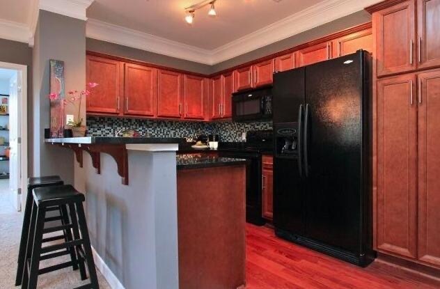 Spacious kitchen with garbage disposal, dishwasher - 2310 Elliott Ave