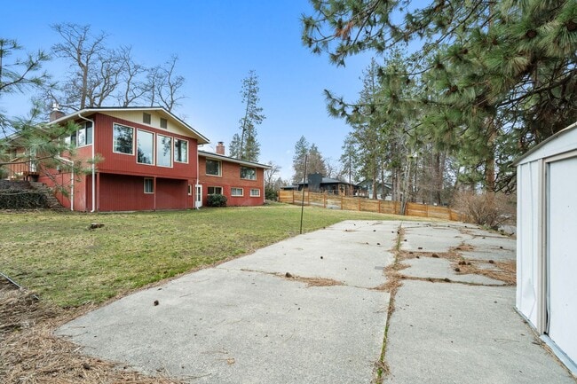 Building Photo - 5 Bed 2 Bath Spacious 3200 sq/ft Lower South Hill brick rancher property