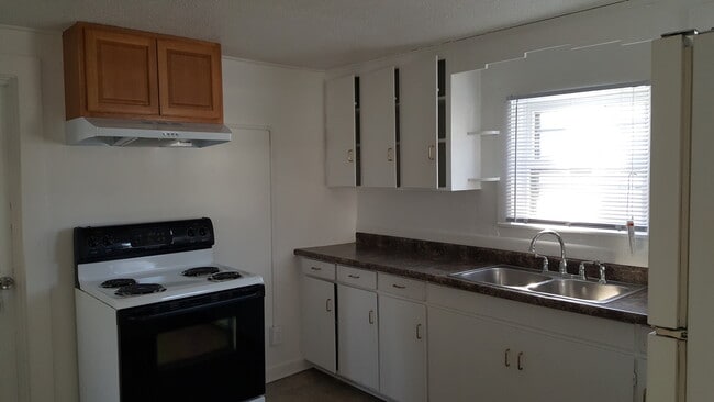 Building Photo - 420 3rd Ave NE