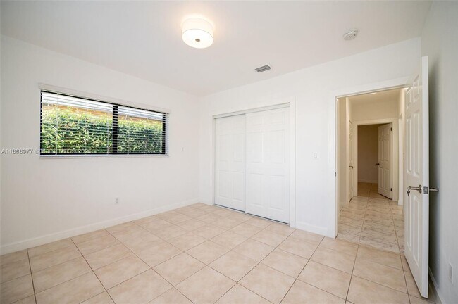 Building Photo - 2340 SW 16th St