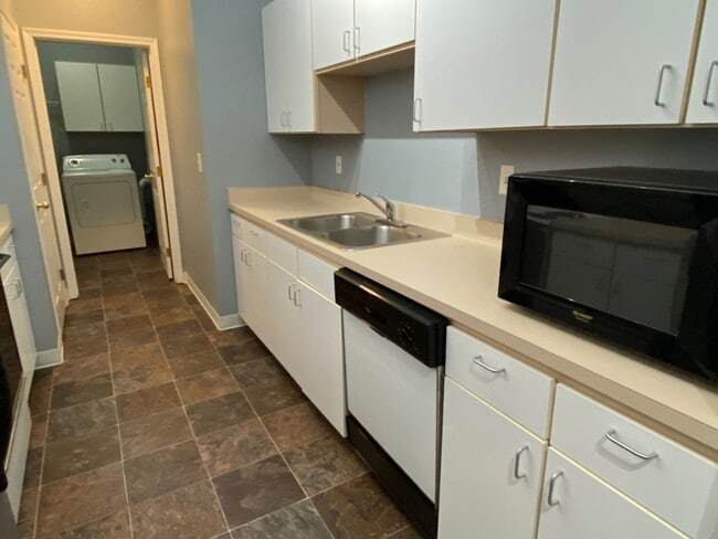 Building Photo - Spacious and turn key ready 2 bedroom apartment close to downtown. 2 parking spots and additional...