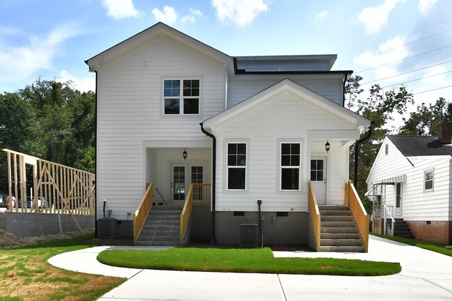 Building Photo - Gorgeous Townhome