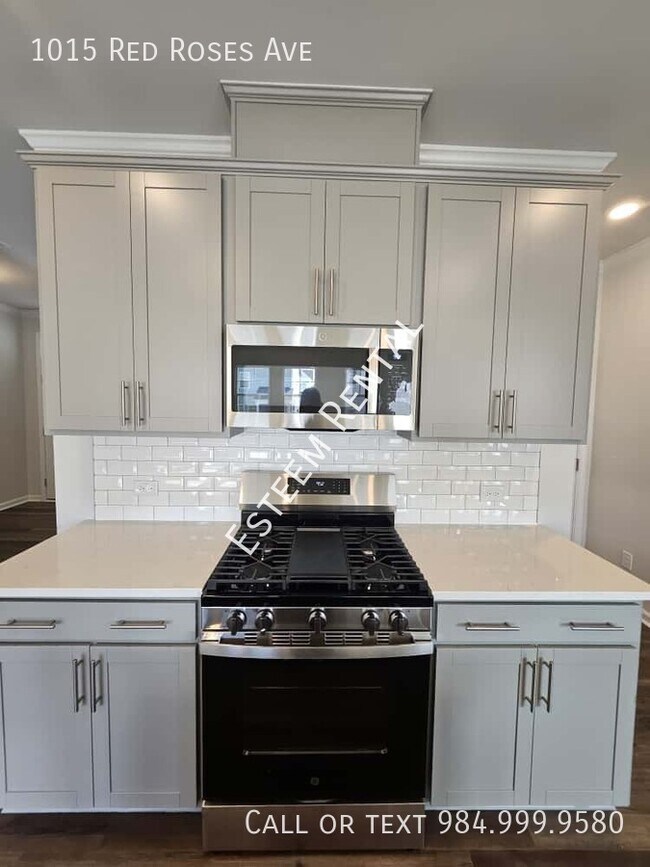 Building Photo - 1015 Red Roses Ave