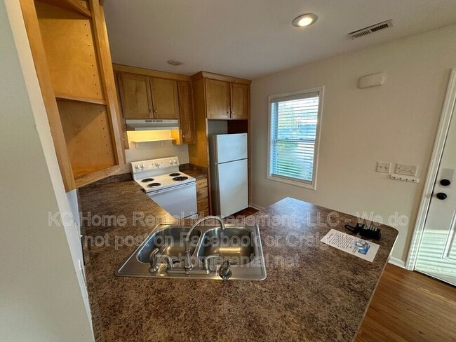 Building Photo - 1903 W 43rd Pl