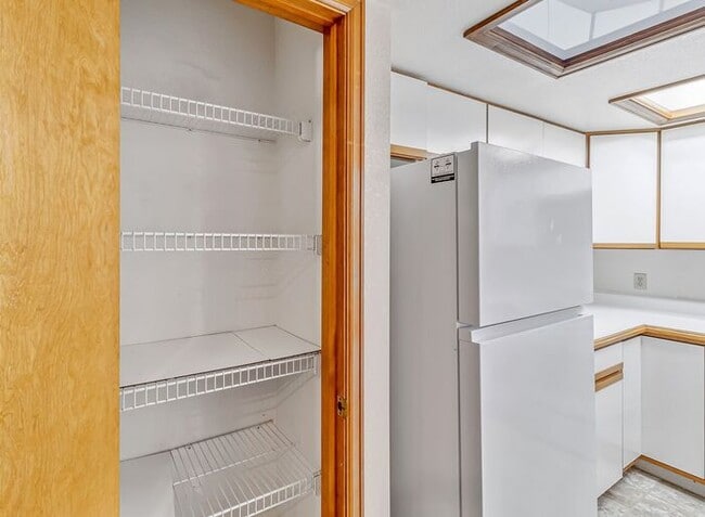 Building Photo - Charming 2-bedroom, 2-bathroom townhome with a 1-car garage