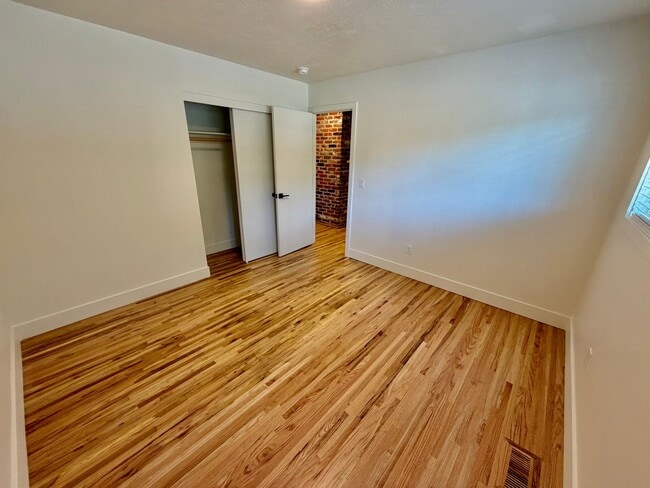 Building Photo - Freshly Remodeled 5bd/2.5bath Home w/ Daylight Basement in Heart of Multnomah Village