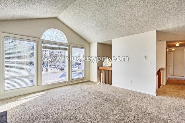 Building Photo - 3 Bed, 2.5 Baths Home with Family Room and Office in Mt. Vista