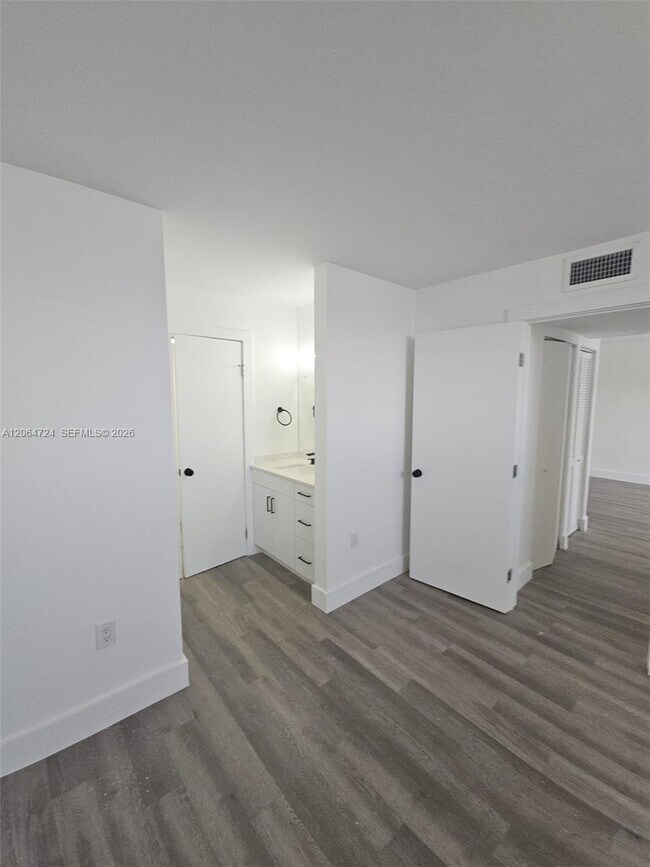 Building Photo - 8101 Crespi Blvd