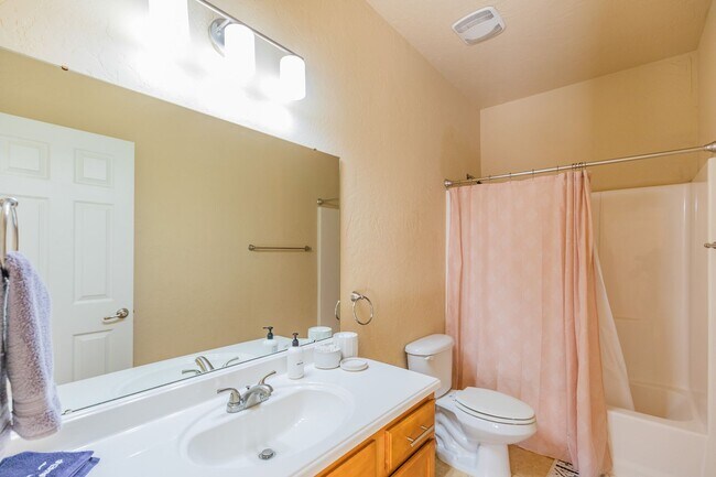 Building Photo - 3 Bed 2 Bath Fully Furnished Home - Pet Fr...
